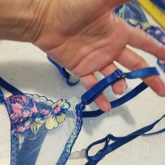 Beautiful 4 pieces lingerie never worn medium - Picture 6 of 11